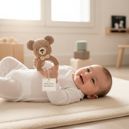 Petit Éveil Montessori hochet en bois en forme d'ours brun au crochet avec anneau en bois naturel.