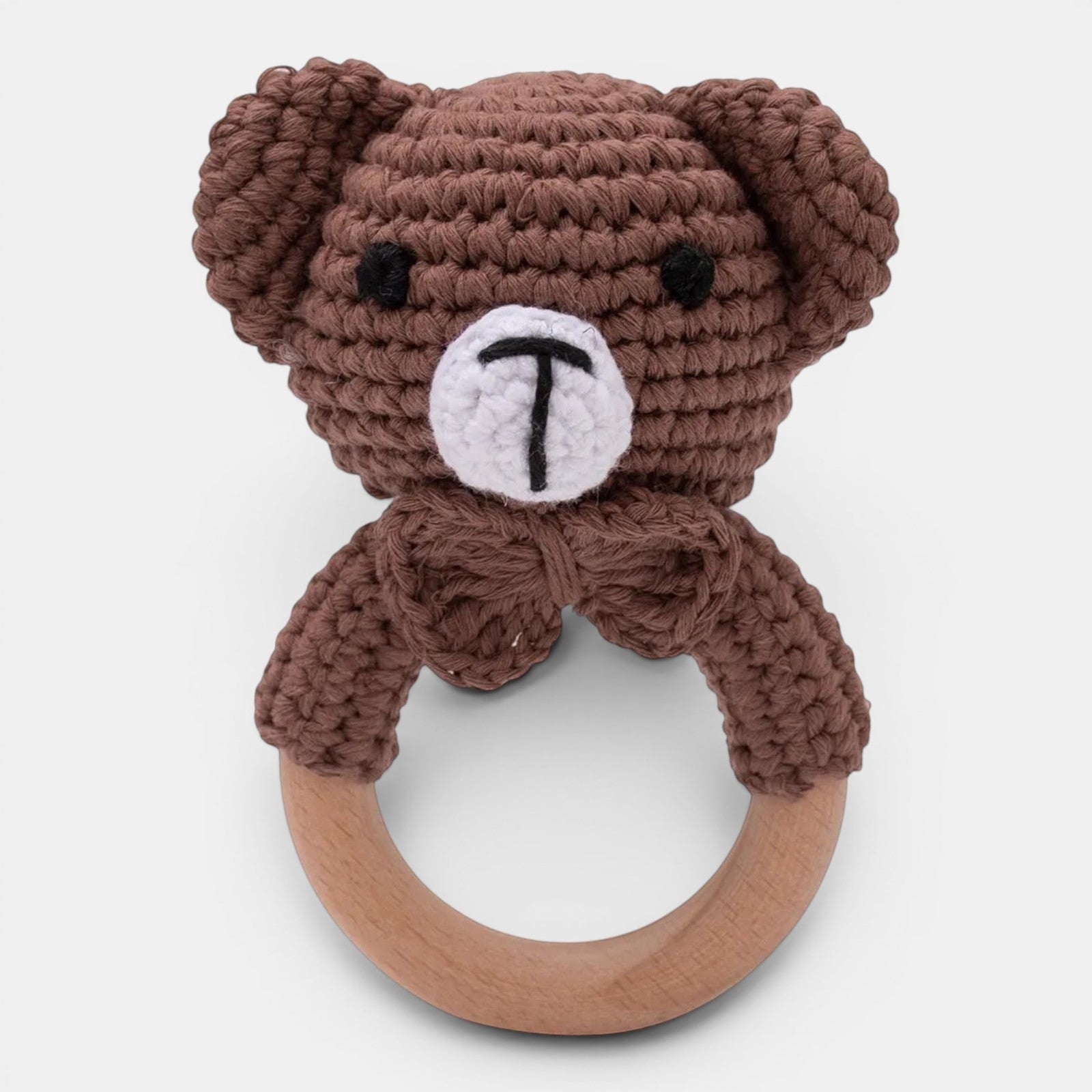 Hochet en crochet Petit Éveil Montessori en forme d'ours brun avec anneau en bois naturel, idéal pour bébé.