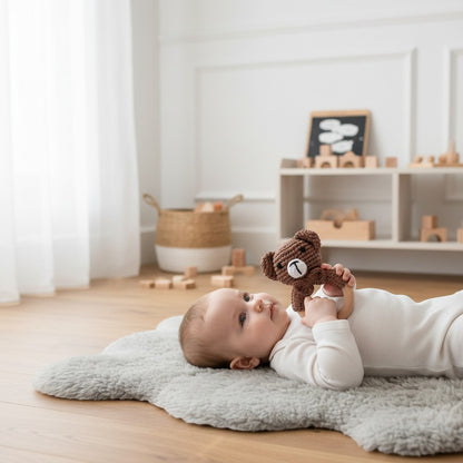 Petit Éveil Montessori hochet en bois en forme d'ours brun au crochet avec anneau en bois naturel.