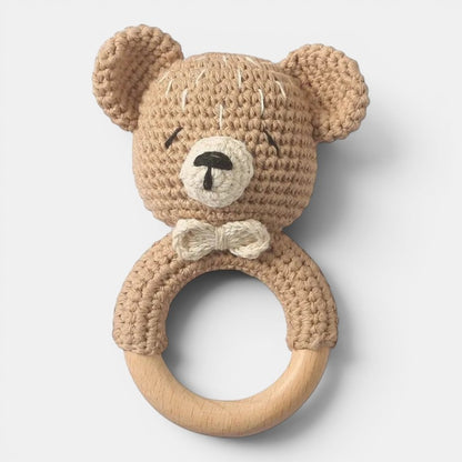 Petit Éveil Montessori hochet en bois en forme d'ours brun au crochet avec nœud papillon et anneau en bois.