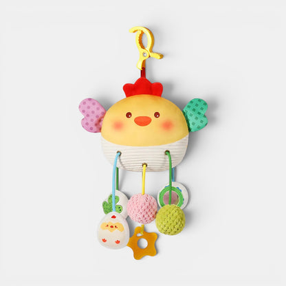 Hochet suspendu Petit Éveil Montessori en forme de poule jaune avec des jouets texturés à suspendre.