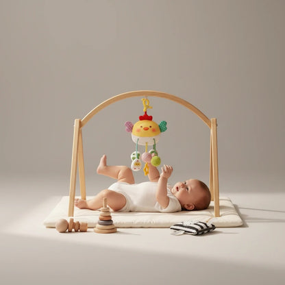 Petit Éveil Montessori hochet suspendu en forme de poulet jaune avec des jouets colorés, pour bébé.