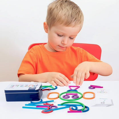 Petit Éveil Montessori : jeune garçon jouant avec un jeu de construction d'anneaux en bois colorés