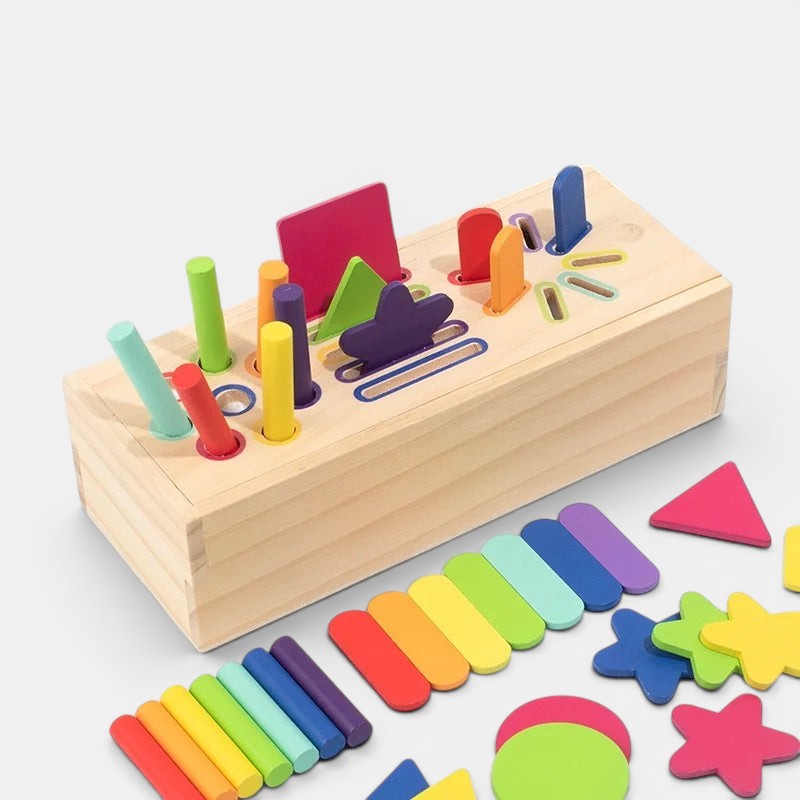 Petit Éveil Montessori : jeu éducatif en bois avec formes colorées (cylindres, étoiles, triangles) pour développer la motricité.