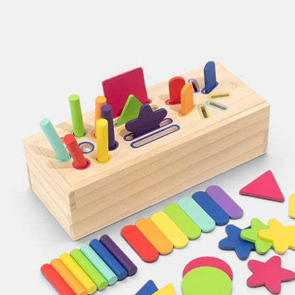Petit Éveil Montessori : jeu éducatif en bois avec formes colorées (cylindres, étoiles, triangles) pour développer la motricité.