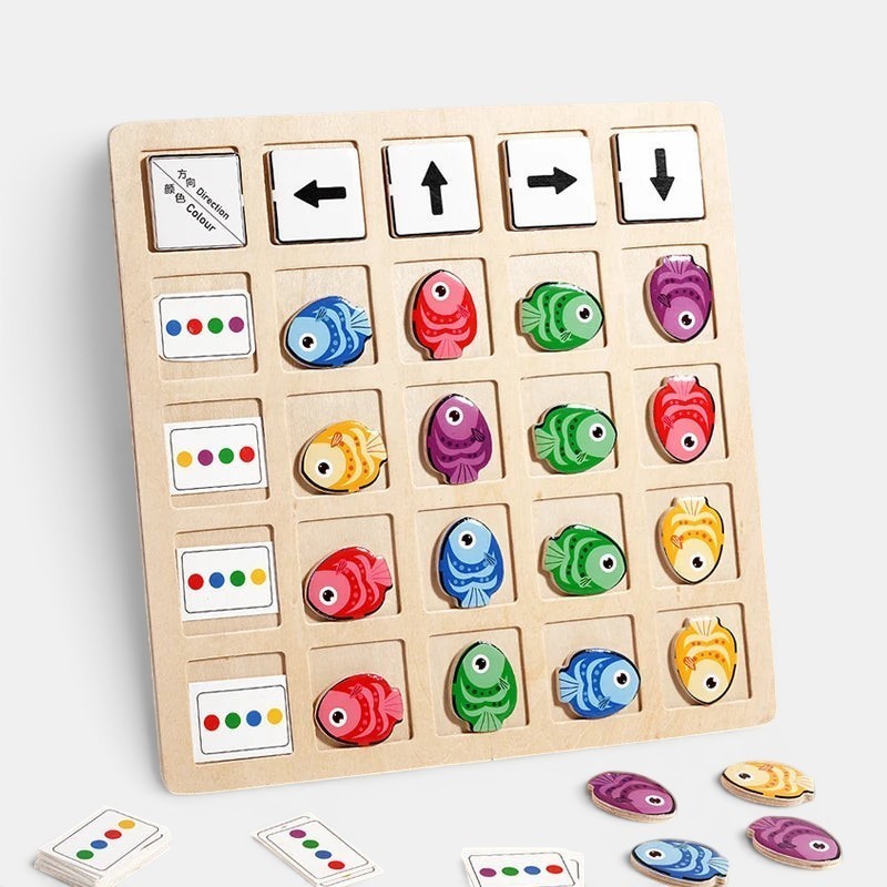 Jeu de logique en bois Petit Éveil Montessori avec des poissons colorés et des cartes d'instructions directionnelles.