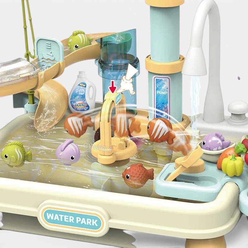 Petit Éveil Montessori : jeu d'eau avec poissons colorés, toboggans et robinet pour le bain. Plastique.
