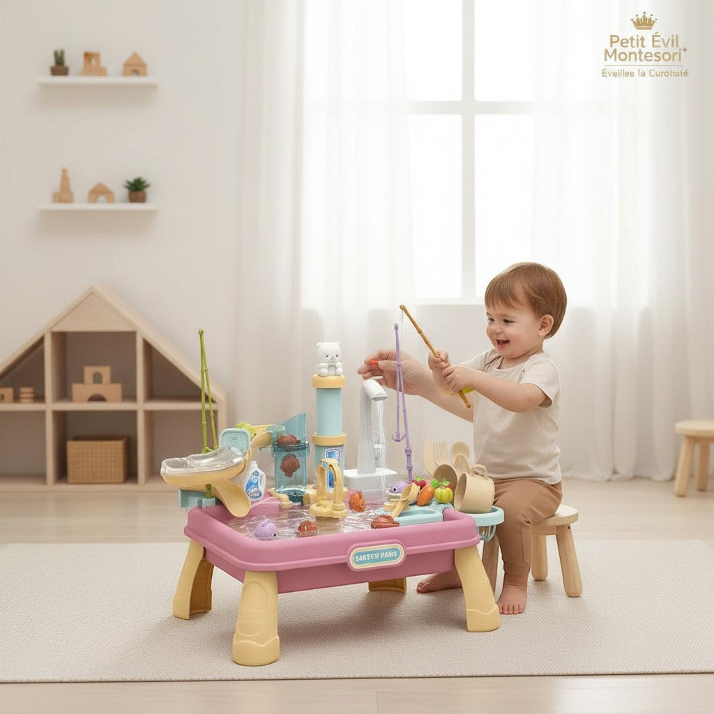 Petit Éveil Montessori : jeu d'eau rose et jaune avec un bébé jouant à la pêche, favorise la motricité et l'éveil sensoriel.