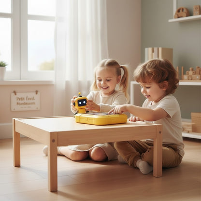 Petit Éveil Montessori : deux enfants jouent à un jeu d'échecs électronique et de tic-tac-toe IA jaune.