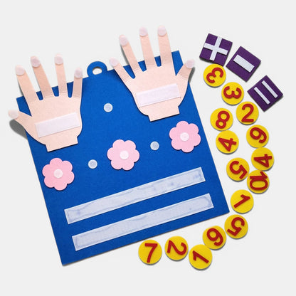 Petit Éveil Montessori : jeu éducatif en feutrine bleue avec mains, fleurs roses, chiffres jaunes et symboles mathématiques violets pour l'apprentissage des nombres.