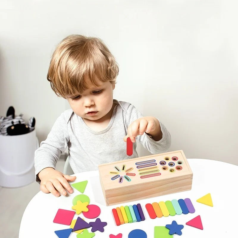 Petit Éveil Montessori : jeune enfant jouant avec un jeu d'encastrement en bois coloré pour développer la motricité.