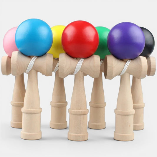 Petit Éveil Montessori : jeu de jonglerie en bois avec balles colorées (rose, bleu, jaune, rouge, vert, violet, noir) pour développer la coordination.