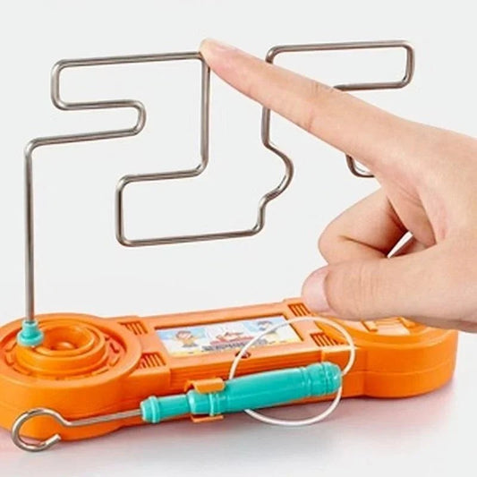Jeu de labyrinthe Montessori en métal et plastique orange, avec un fil pour guider la main de l'enfant. Petit Éveil Montessori.