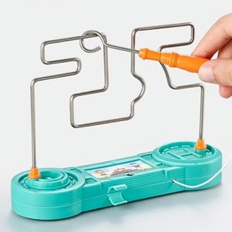 Jeu de labyrinthe Montessori Petit Éveil Montessori en métal et plastique turquoise avec stylet orange pour développer la logique.