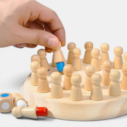 Jeu de mémoire en bois Petit Éveil Montessori avec pions en bois et un pion bleu, dés et pions couchés.