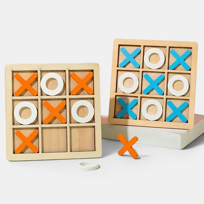 Petit Éveil Montessori : jeu de morpion en bois naturel avec pions ronds blancs et croix bleues ou oranges.
