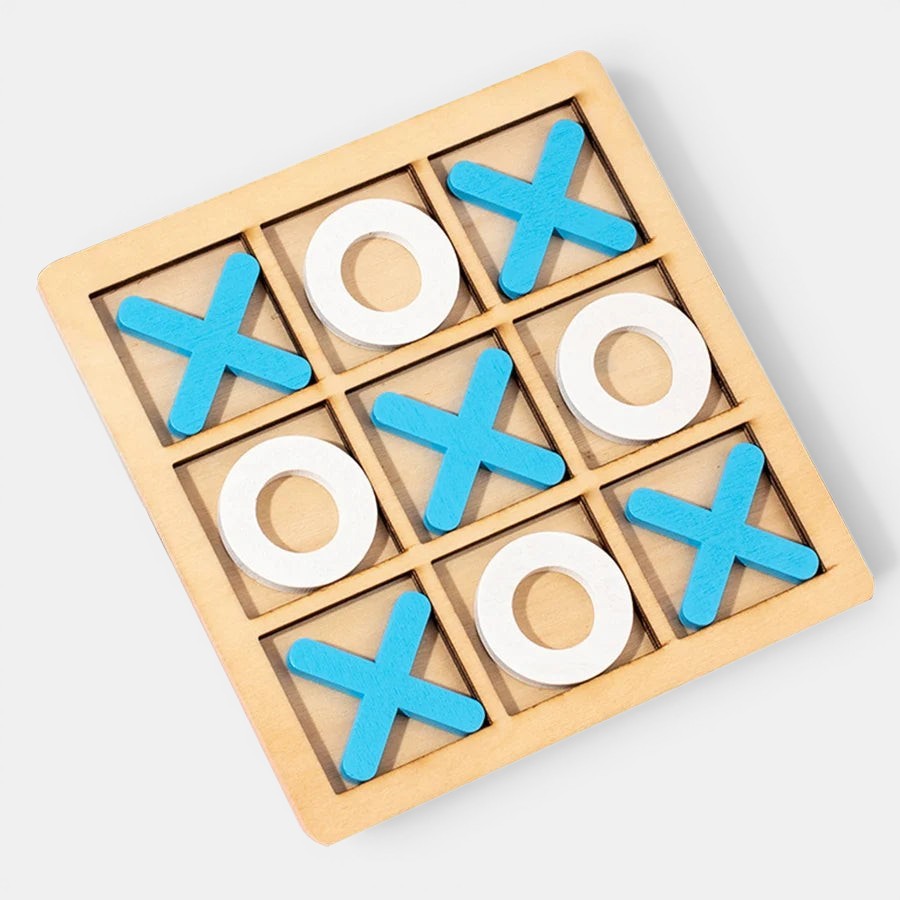 Petit Éveil Montessori jeu de morpion en bois naturel avec des pions ronds blancs et des pions croix bleus.