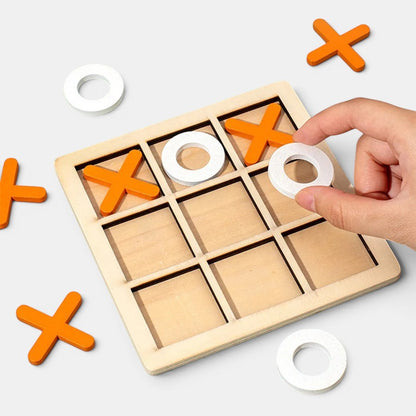 Petit Éveil Montessori jeu de morpion en bois naturel avec des pions ronds blancs et des croix oranges.