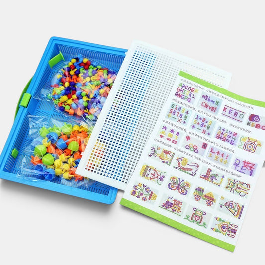 Petit Éveil Montessori : jeu de mosaïque avec boutons colorés pour développer la motricité fine et la créativité des bébés.
