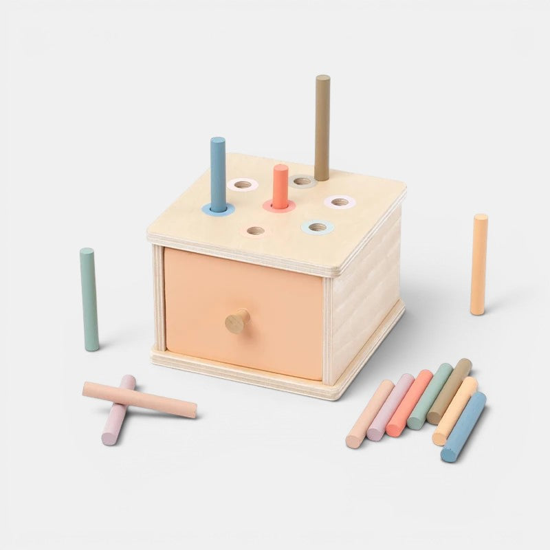 Petit Éveil Montessori : jeu de tri en bois avec des bâtonnets de couleurs pastel et un tiroir pêche.