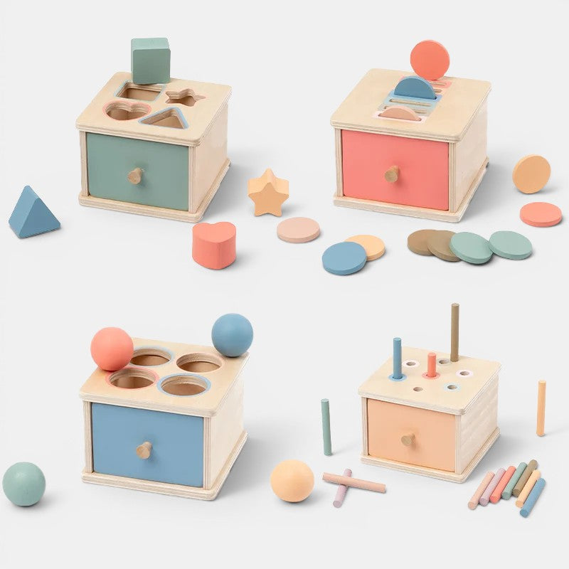Petit Éveil Montessori : jeu de tri en bois avec formes colorées (cœur, étoile, rond, carré, triangle) et blocs pour développer la motricité.