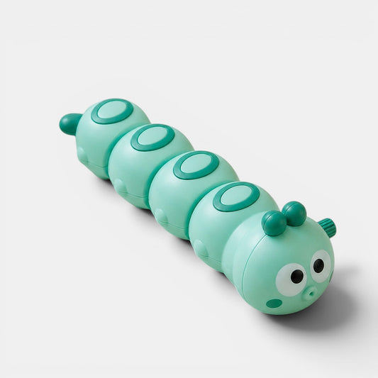 Petit Éveil Montessori, jouet chenille articulé en plastique vert menthe avec des boutons verts sur chaque segment, idéal pour la motricité fine.