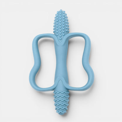 Jouet de dentition bleu en silicone, forme de personnage, texturé pour soulager les gencives de bébé. Petit Éveil Montessori.