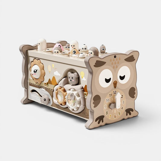Boîte d'activités Montessori en bois en forme de hibou avec horloge, engrenages et personnages à marteler. Jouet éducatif pour enfants.