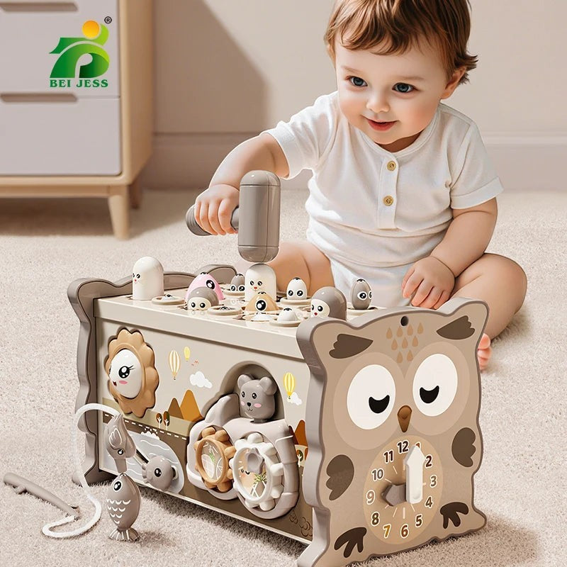 Petit Éveil Montessori : boîte sensorielle en bois avec hibou, horloge, jeu de martelage et pêche magnétique pour bébés.