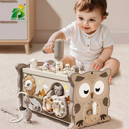Petit Éveil Montessori : boîte sensorielle en bois avec hibou, horloge, jeu de martelage et pêche magnétique pour bébés.