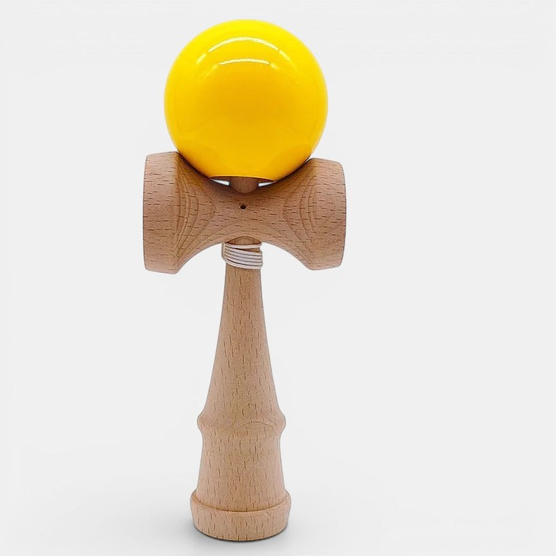 Jouet en bois Petit Éveil Montessori pour jonglerie, balle jaune vif, jeu éducatif pour la coordination et la motricité.