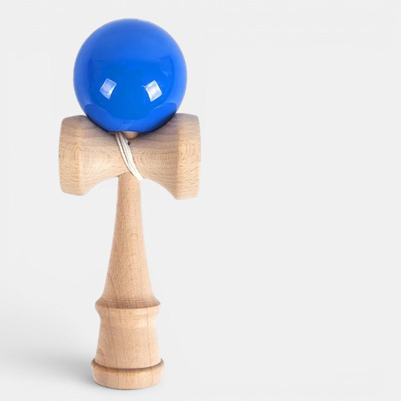 Jouet en bois Petit Éveil Montessori, jeu de jonglerie bleu et bois naturel, pour développer la coordination.