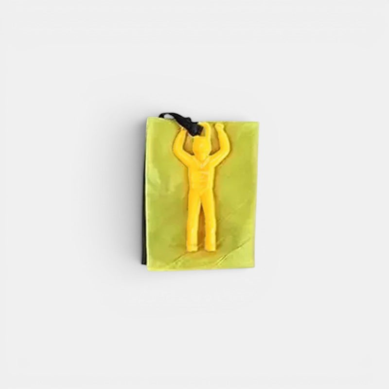 Petit Éveil Montessori - Jouet parachute jaune en plastique pour enfants, favorise la coordination et le jeu en extérieur.