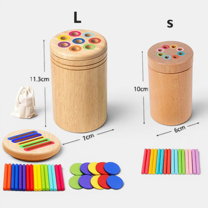 Petit Éveil Montessori Jouet de tri des couleurs en bois, deux cylindres en bois avec des trous colorés sur le dessus et des bâtonnets assortis.
