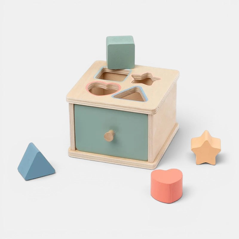 Boîte de tri de formes en bois Petit Éveil Montessori avec des blocs colorés : cœur, étoile, triangle, cube.