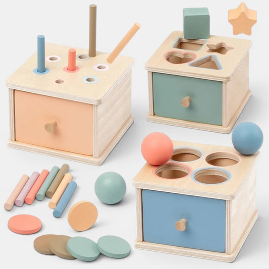 Petit Éveil Montessori : jouets en bois pour trier les formes et les couleurs, avec tiroirs pastel.
