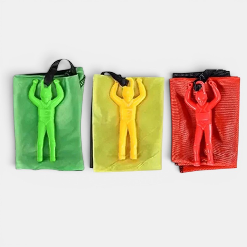 Jouets de parachute Montessori Petit Éveil Montessori : 3 figurines d'action colorées (vert, jaune, rouge) avec parachutes en tissu.