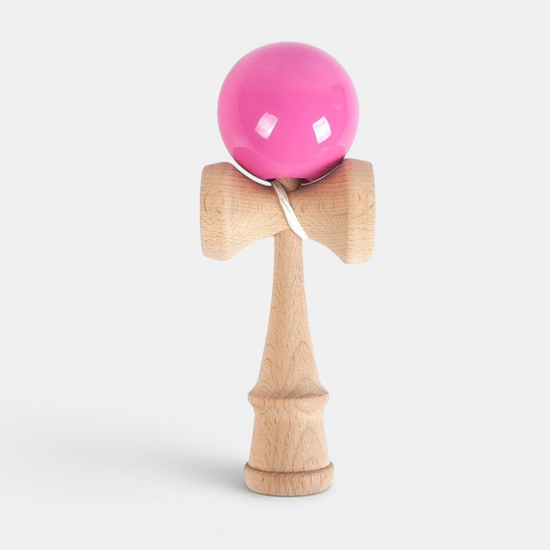 Jouet en bois Petit Éveil Montessori, kendama rose vif, pour développer la coordination et la motricité.