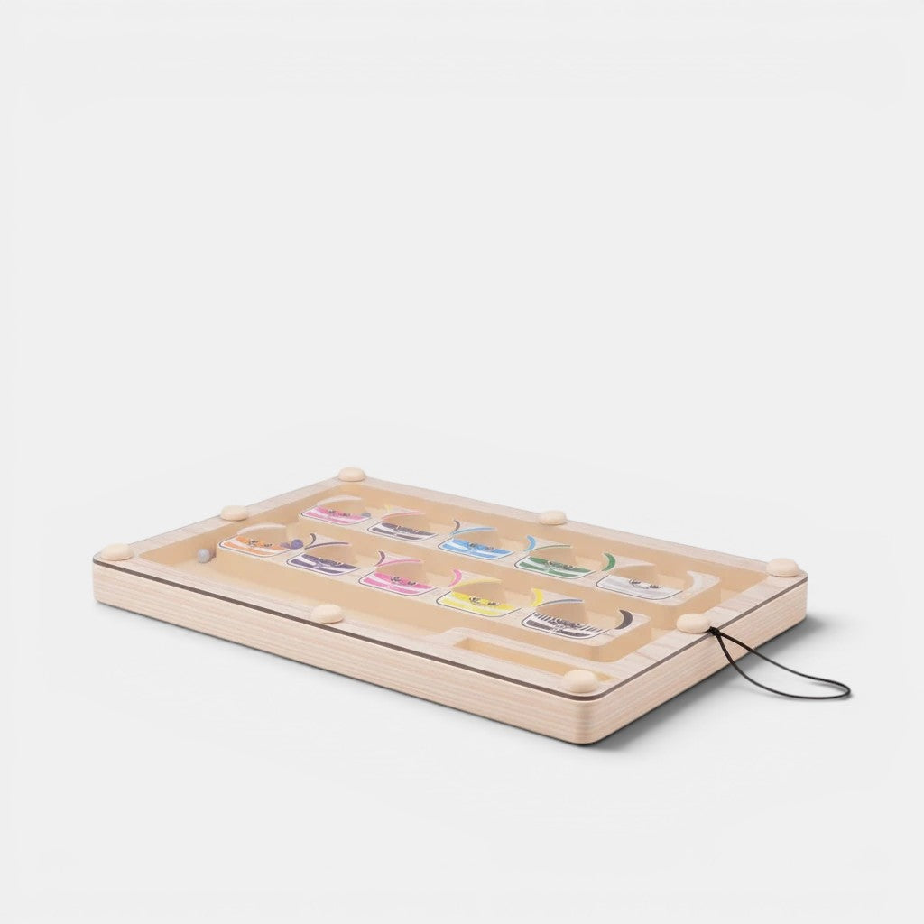 Petit Éveil Montessori Labyrinthe magnétique en bois pour tri des couleurs avec billes et compartiments colorés.