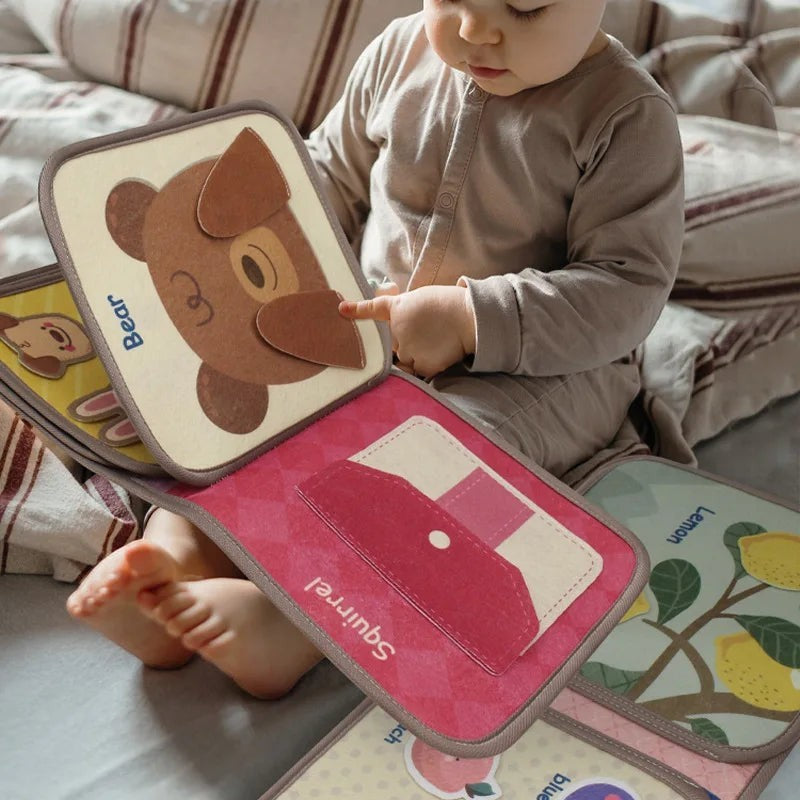 Petit Éveil Montessori Livre d'activités en tissu sur les animaux pour bébés, avec ours, écureuil et citrons.