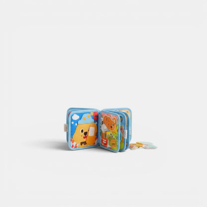 Livre d'activités en tissu bleu Petit Éveil Montessori avec des illustrations de chien et d'ours, idéal pour la motricité fine.