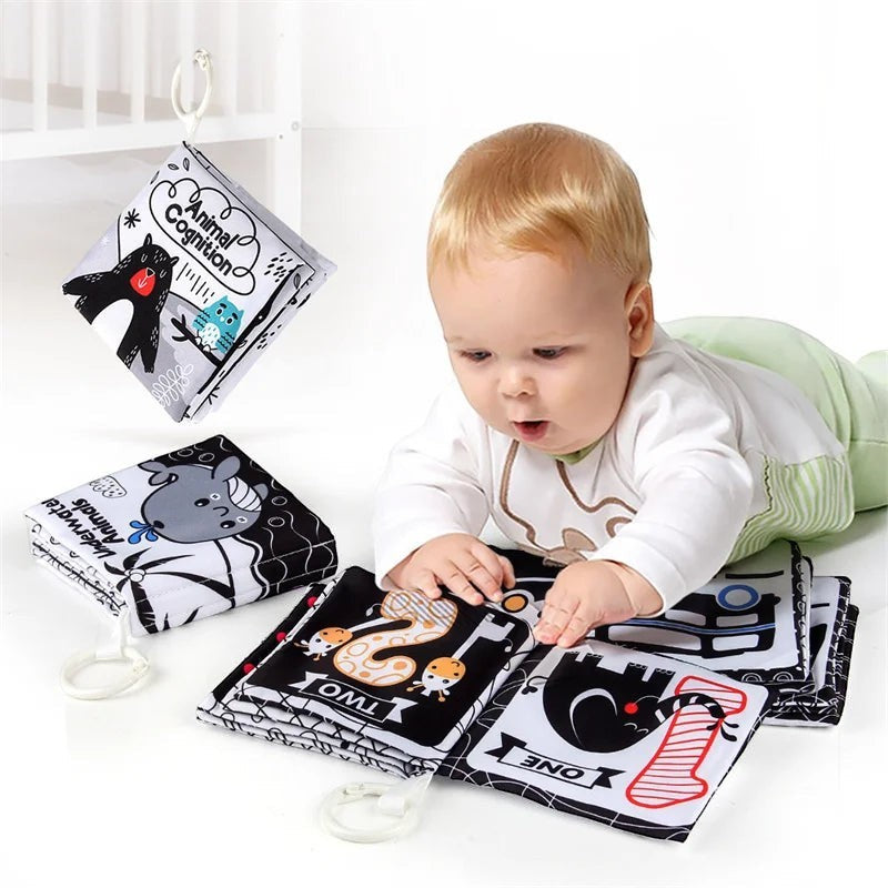 Livre Montessori Petit Éveil Montessori en tissu noir et blanc avec des animaux et des chiffres pour bébé.