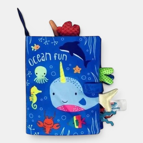 Livre d'éveil Petit Éveil Montessori bleu avec narval, dauphin, poulpe, hippocampe, crabe et poisson. Texte "ocean fun".