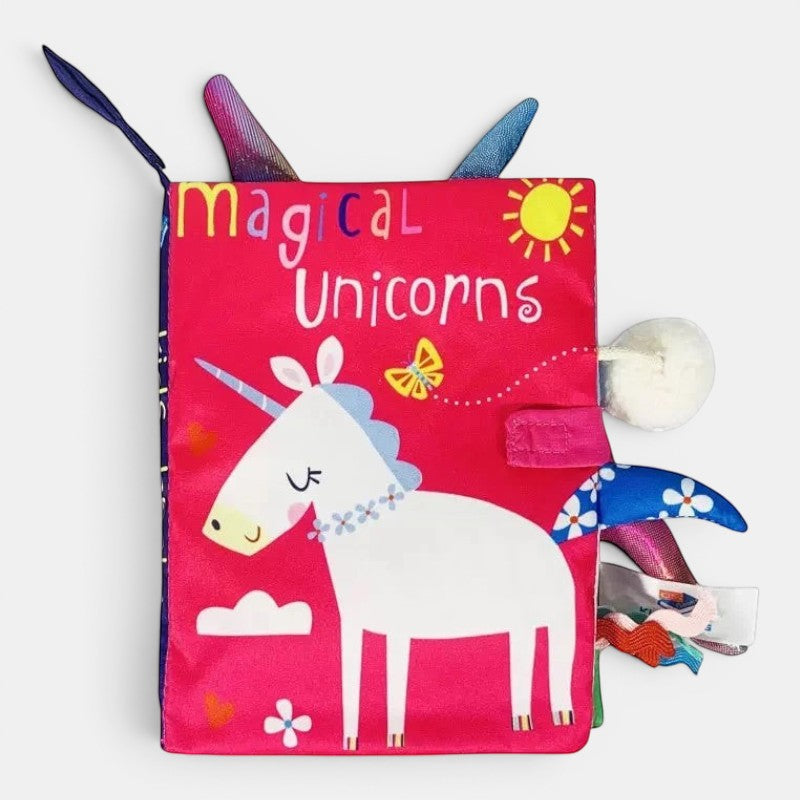 Livre d'éveil Petit Éveil Montessori avec licorne blanche et texte "Magical Unicorns" sur fond rose.