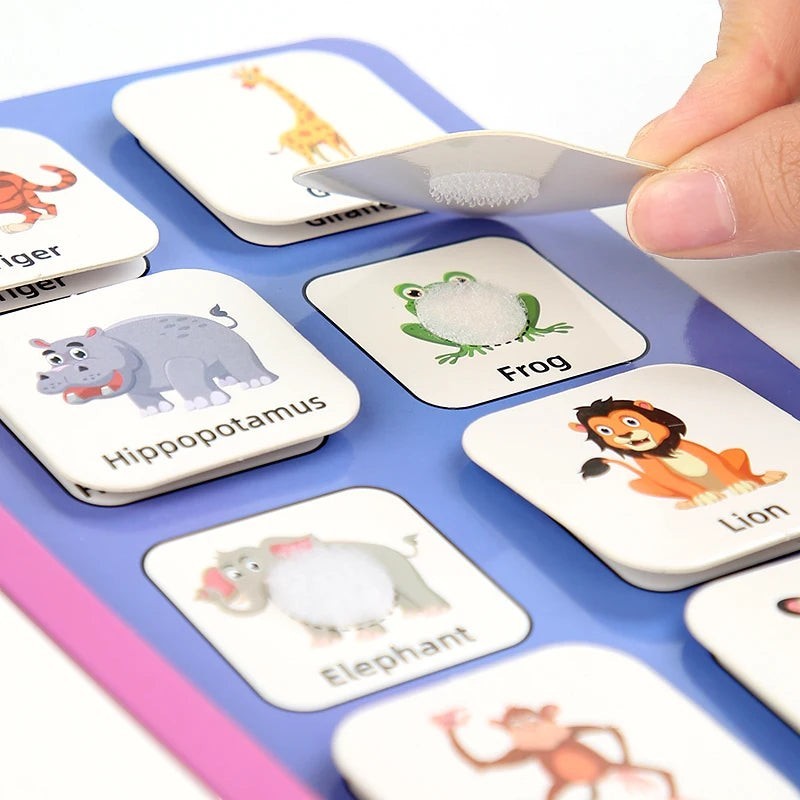Livre sensoriel Montessori avec des cartes d'animaux interactives pour enfants, incluant un hippopotame, une grenouille et un lion.