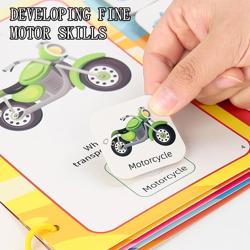 Livre sensoriel Montessori avec une main d'enfant plaçant une carte de moto verte sur une page illustrant une moto.
