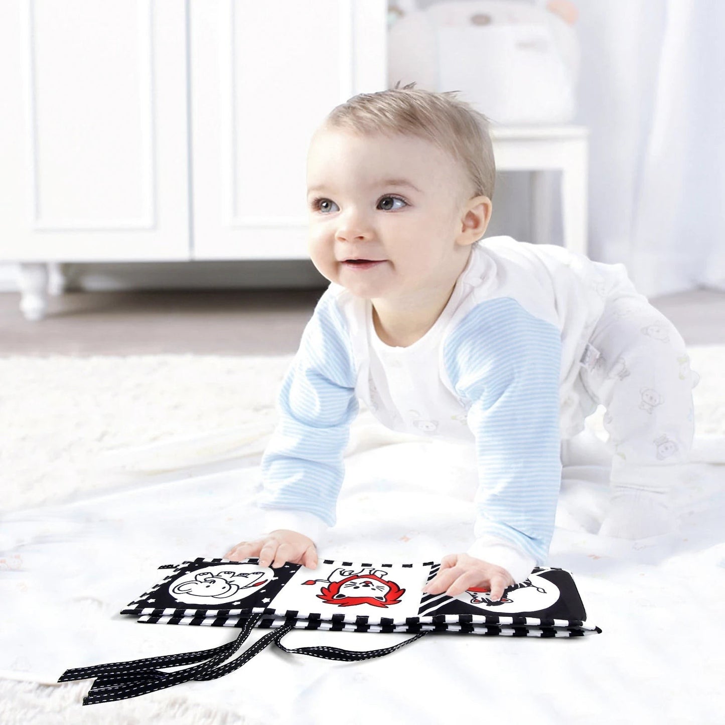Livre sensoriel noir et blanc Petit Éveil Montessori pour bébé, avec des motifs contrastés pour l'éveil visuel.