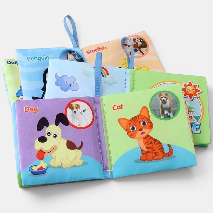 Livres en tissu Petit Éveil Montessori avec illustrations colorées de chiens, chats et pingouins pour l'éveil sensoriel des bébés.