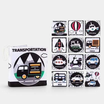 Livre en tissu Petit Éveil Montessori sur le thème des transports, avec des illustrations noir et blanc d'un camion, d'une montgolfière, d'un avion, d'une fusée, d'un train, d'un camion, d'un sous-marin, d'une moto, d'un véhicule tout-terrain, d'un bus, d'un taxi et d'un hélicoptère.