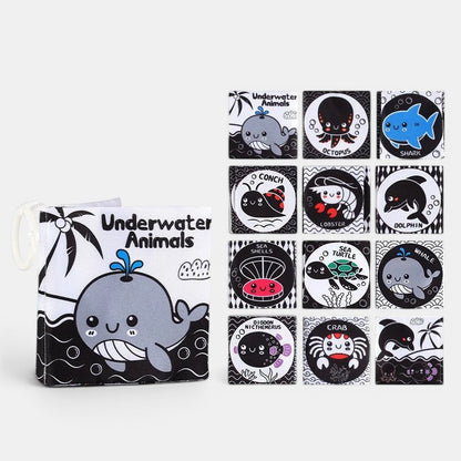 Livre en tissu Petit Éveil Montessori sur les animaux marins, noir et blanc avec baleine, poulpe, requin, crabe, tortue, dauphin.